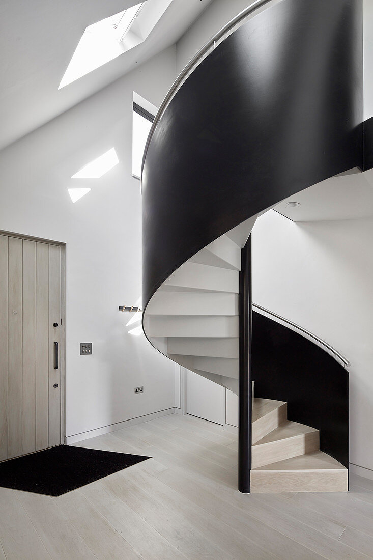 Moderne schwarze Wendeltreppe im Eingang eines Architektenhauses