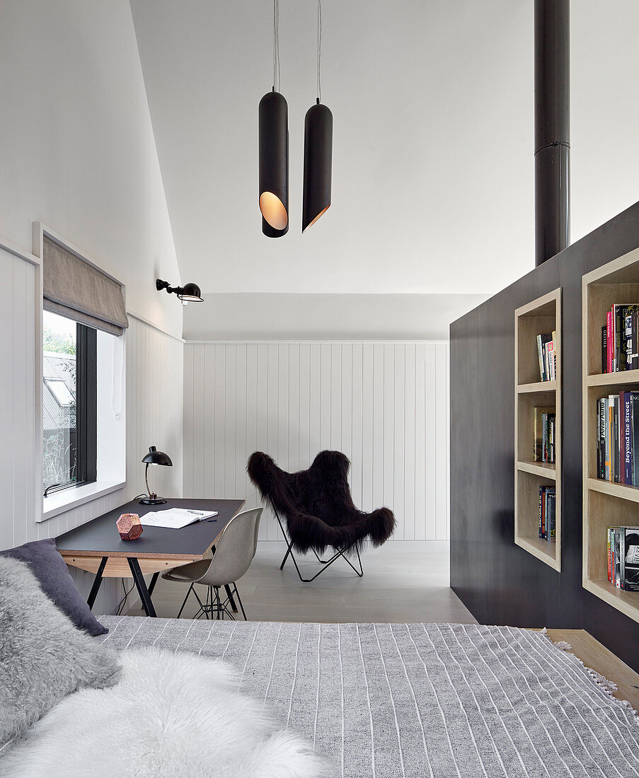 Schlafzimmer in Grautönen mit hoher Decke und Schreibtisch