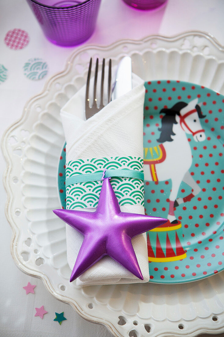 Circus-themed plate with napkin, cutlery and star