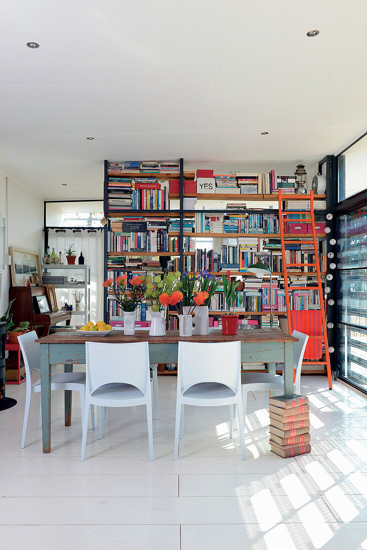 Offenes Bücherregal als Trennwand im Wohnbereich