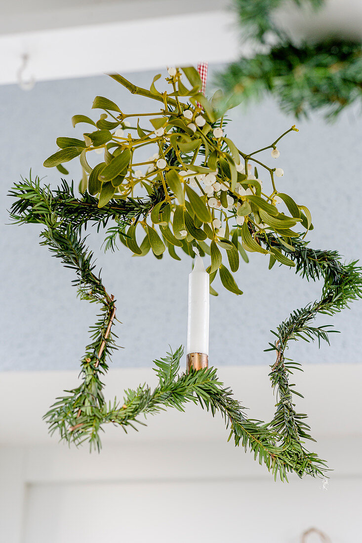Star-shaped wreath of yew with mistletoe