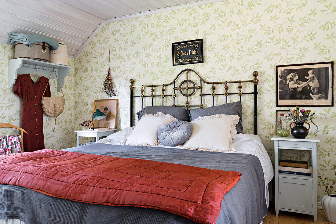 Schlafzimmer mit romantischer Blumentapete