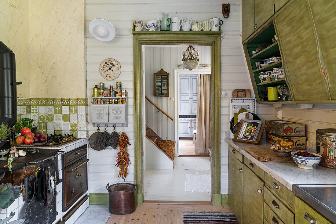 Alte Landhausküche in Grün mit Küchenofen und Vintage-Deko