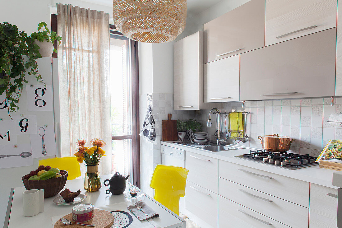 Helle Küche mit beigefarbener Küchenzeile und passenden Oberschränken