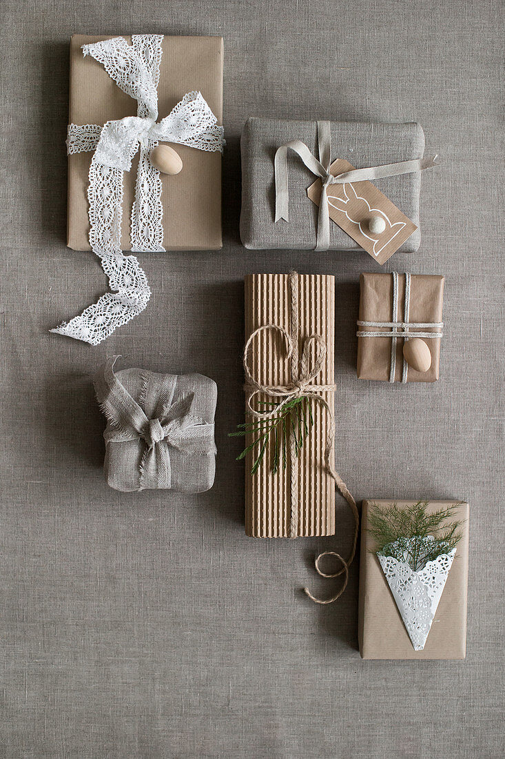 Verpackte Geschenke in Grau und Beige im Vintage-Stil