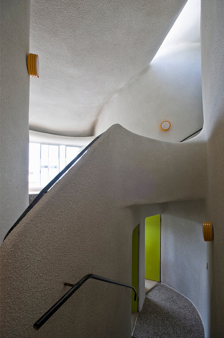 Treppenhaus und Flur mit organisch geformten Wänden
