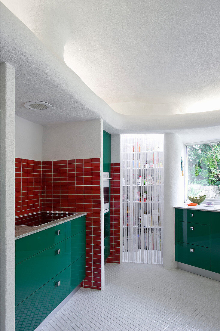 Küche im Retrostil in Rot und Grün mit organisch geformten Wänden