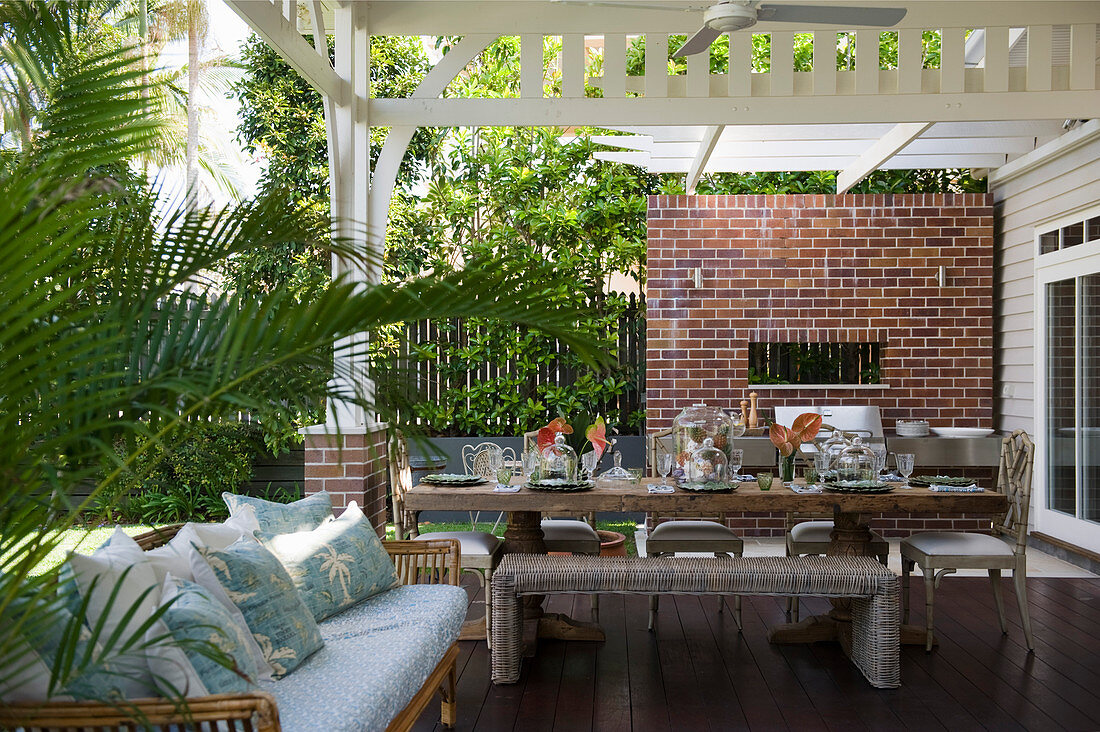 Gedeckter Tisch auf der sommerlichen Veranda im amerikanischen Stil