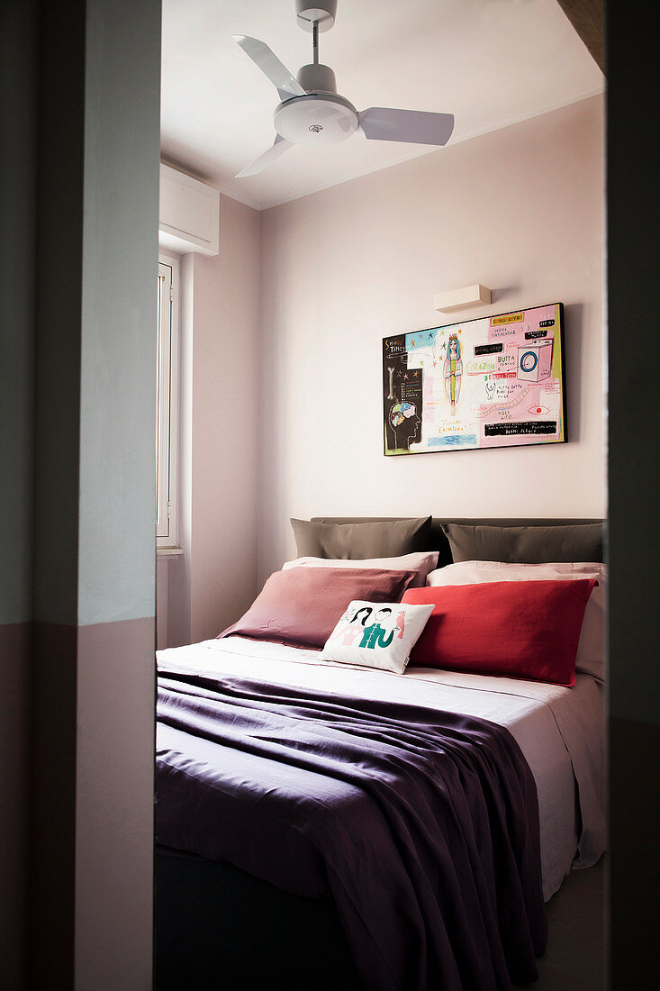 Kleines Schlafzimmer mit zartrosafarbenen Wänden