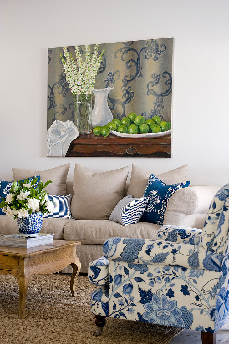 Polstermöbel mit weiß-blauem und mit sandfarbenem Bezug im Wohnzimmer