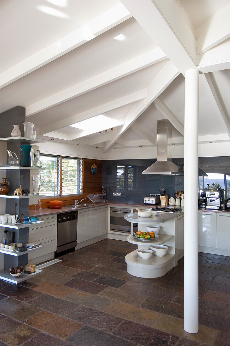 Offene Küche im modernen Landhausstil mit Steinfliesenboden und weißer Holzbalkendecke
