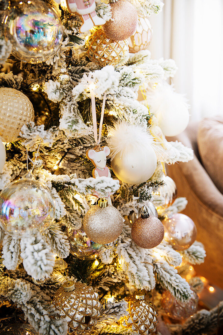 Weihnachtsbaum mit Kunstschnee und Deko in Rosé und Champagner