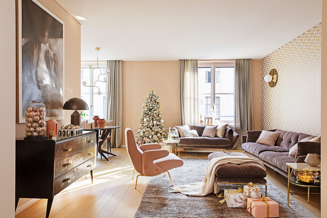 Elegantes Wohnzimmer in Rosa, Gold und Mauve an Weihnachten