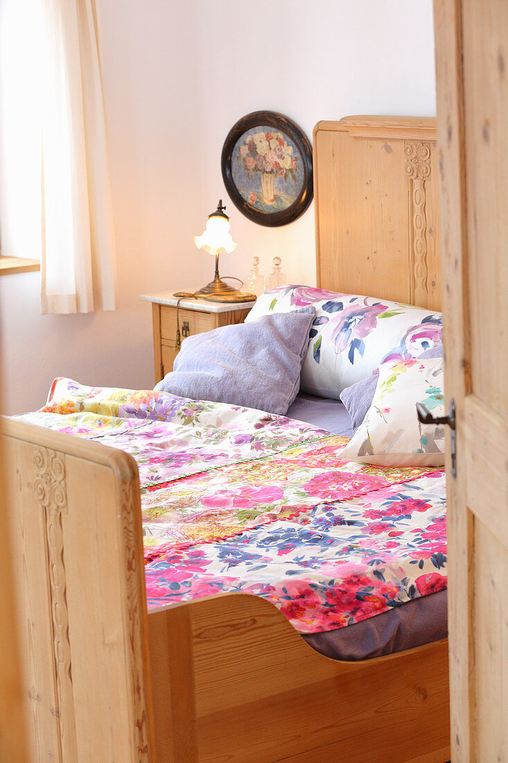 Bettwäsche mit Blumenmuster auf Holzbett