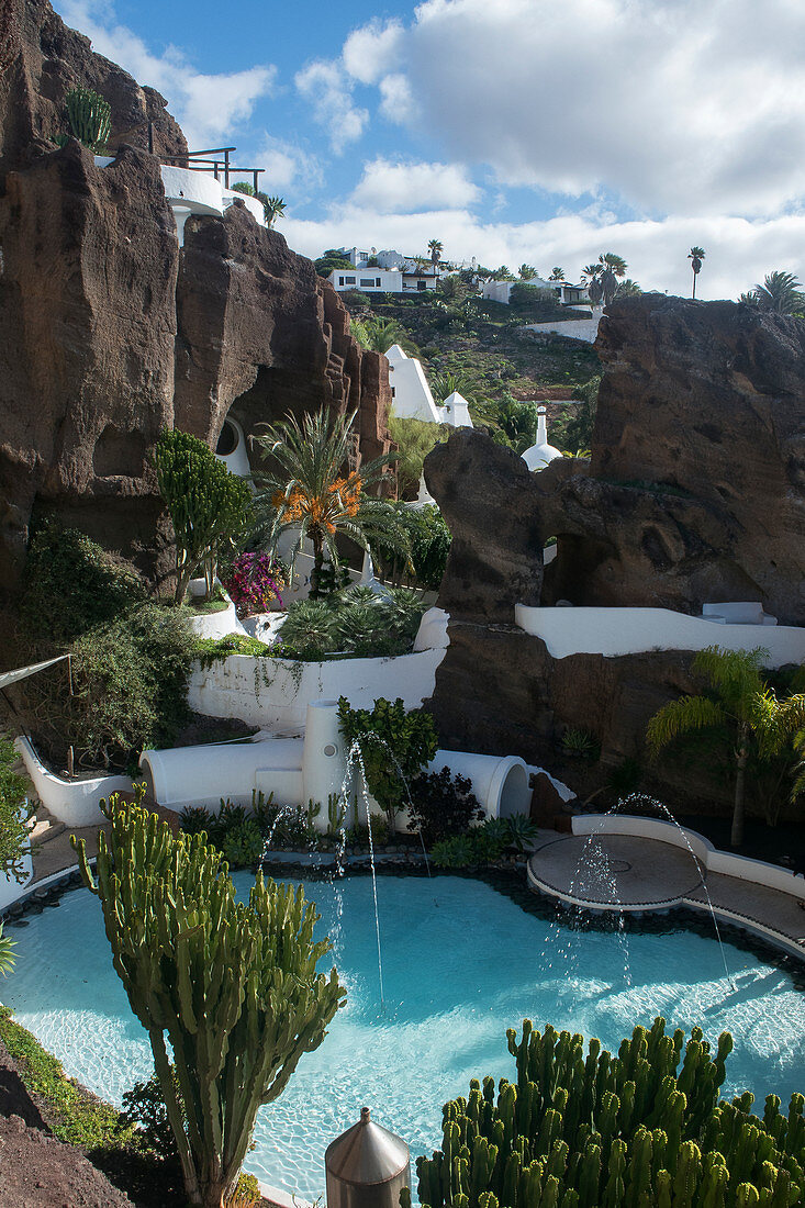 Pool und Steingarten der Felsen-Villa Lagomar auf Lanzarote