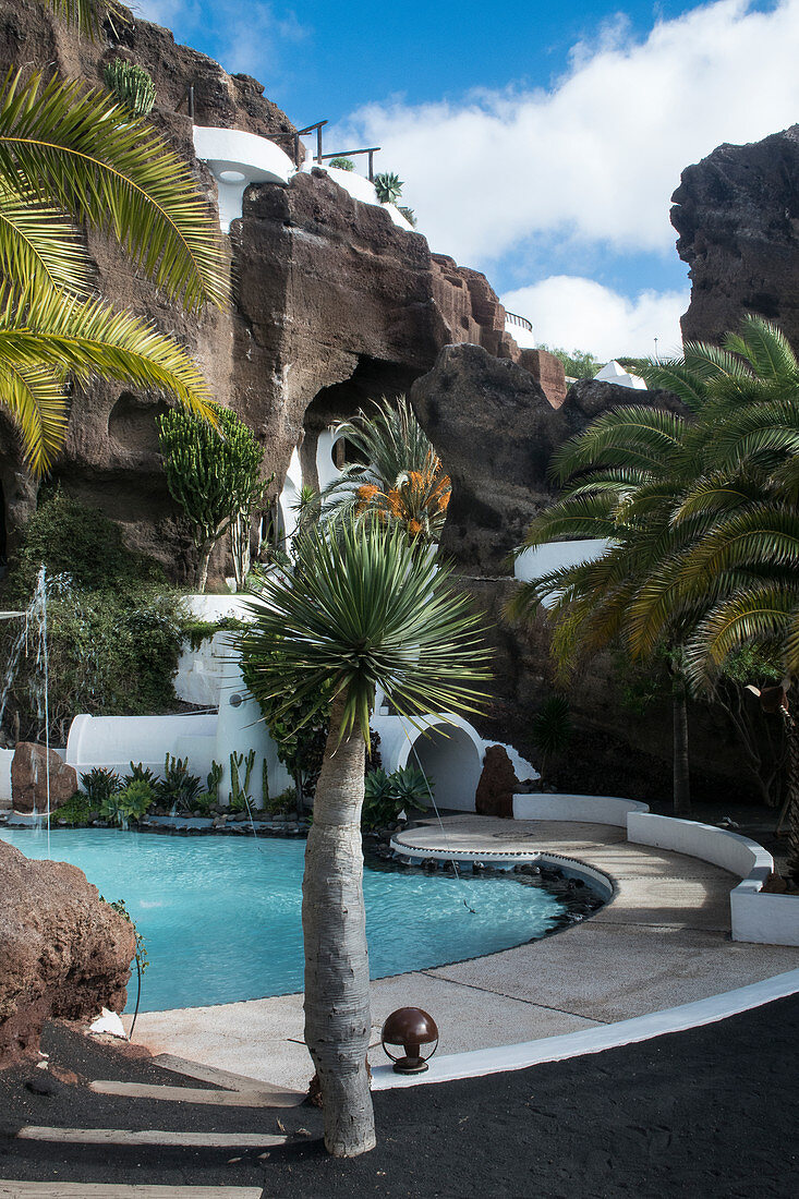 Pool und Steingarten der Felsen-Villa Lagomar auf Lanzarote