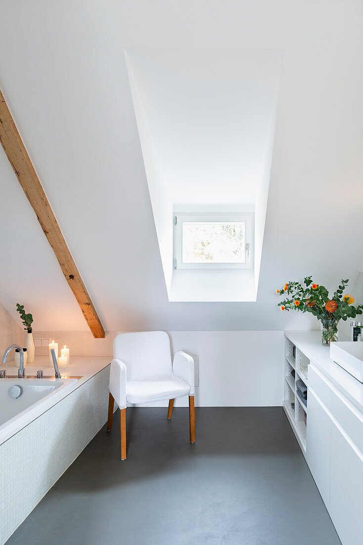 En Suite Badezimmer mit Einbauschränken in ausgebautem Dachgeschosss