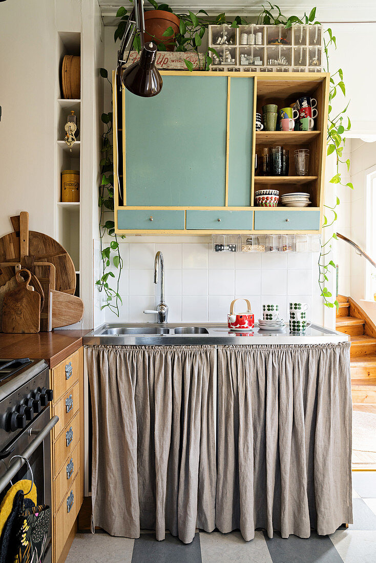 Küchenschrank im 50er-Jahre-Stil und Vorhang am Unterschrank