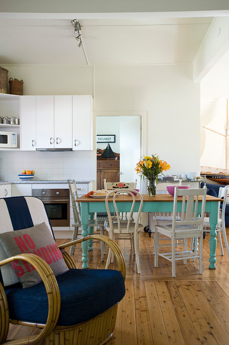 Esstisch und Küche im offenen Wohnraum mit Stilmix