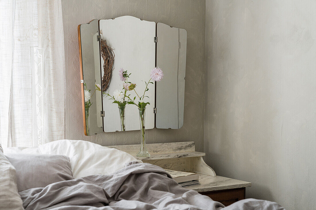 Dreiteiliger, antiker Wandspiegel im Schlafzimmer