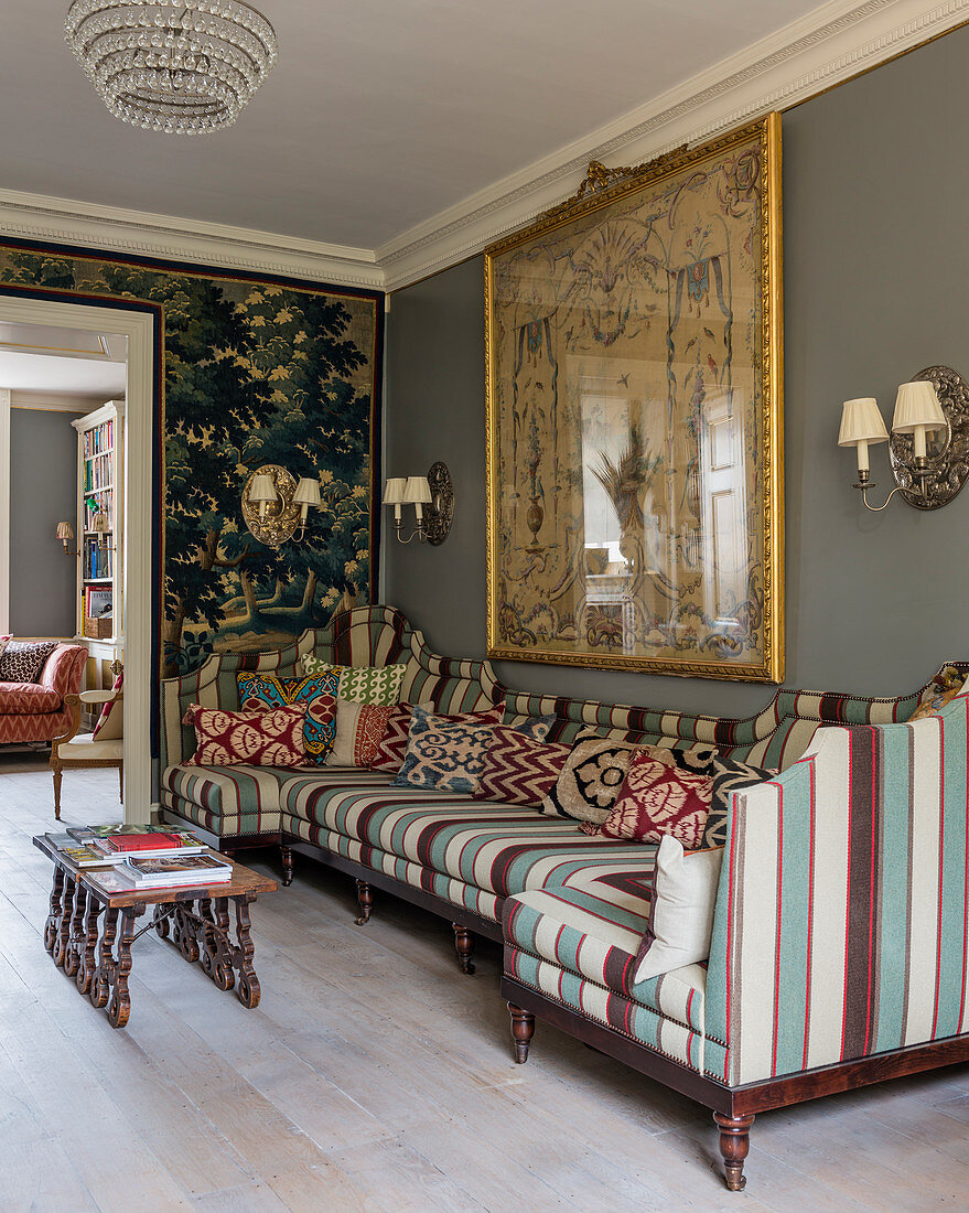 Gestreiftes Sofa im klassischen Wohnzimmer im Englischen Stil