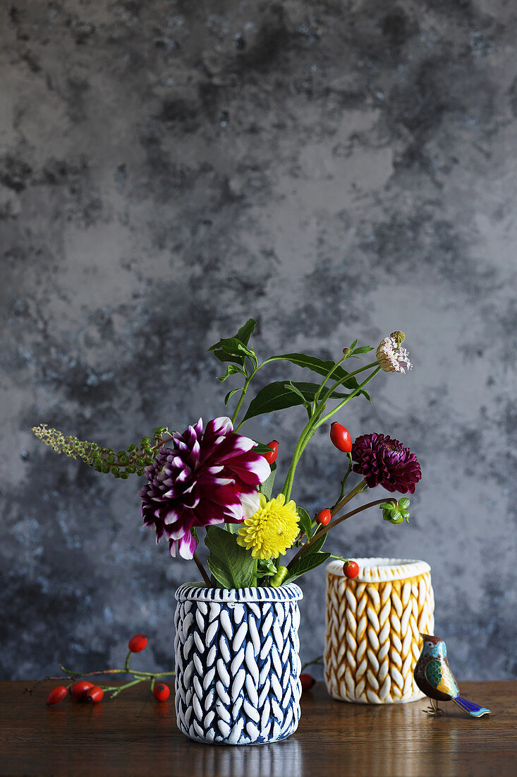 Herbstblumen in selbstgemachter Vase aus geflochtener Modelliermasse