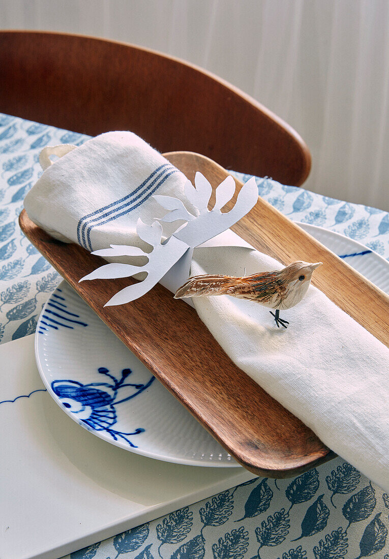 DIY napkin ring made of paper and bird figurine