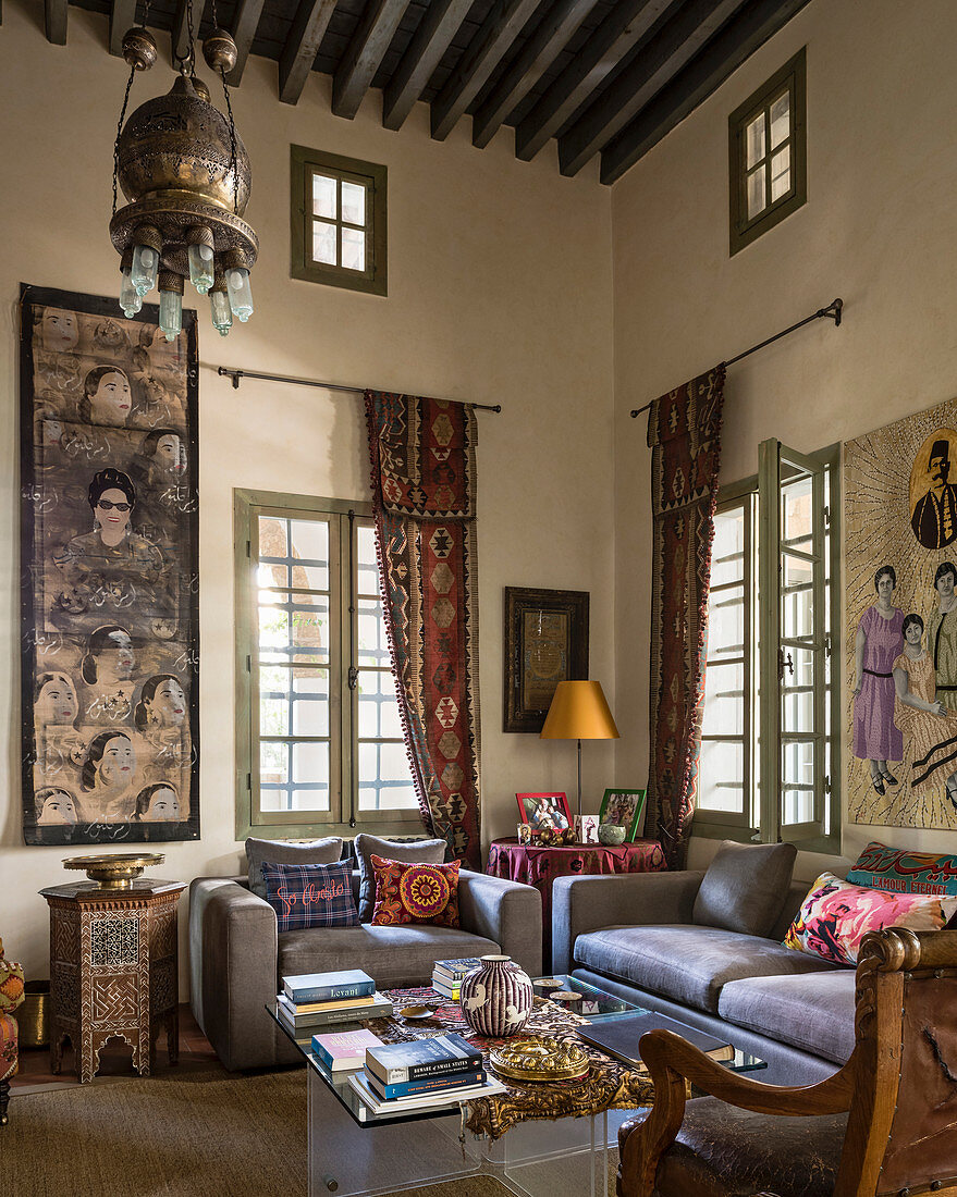 Moderne Polstermöbel im Wohnzimmer eines orientalischen Palasts