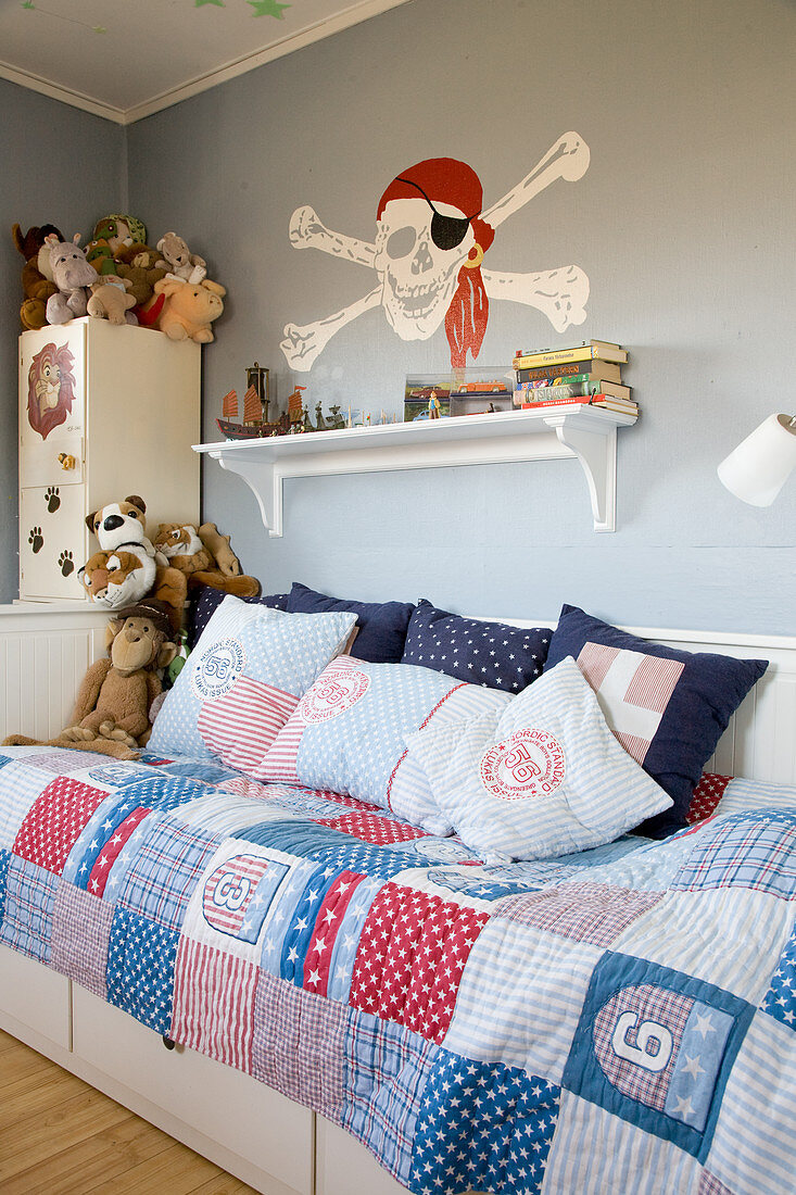 Piratenbild überm Bett mit Patchworkdecke im Kinderzimmer