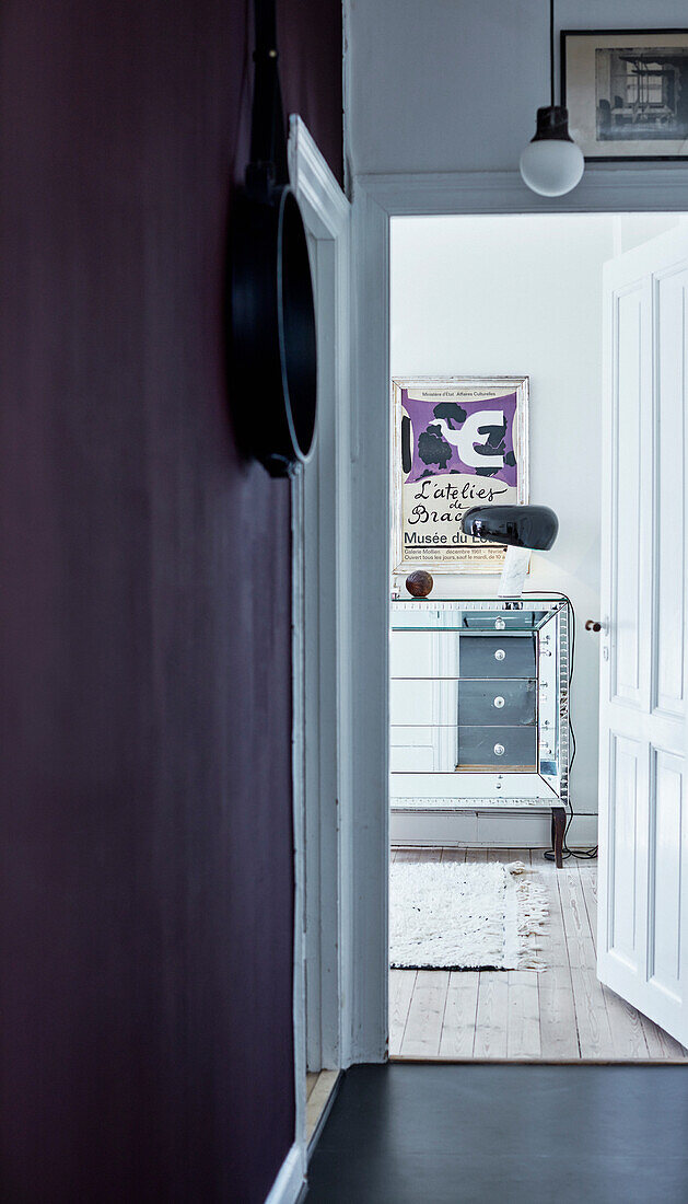 Flur mit auberginefarbener Wand, Blick ins Wohnzimmer