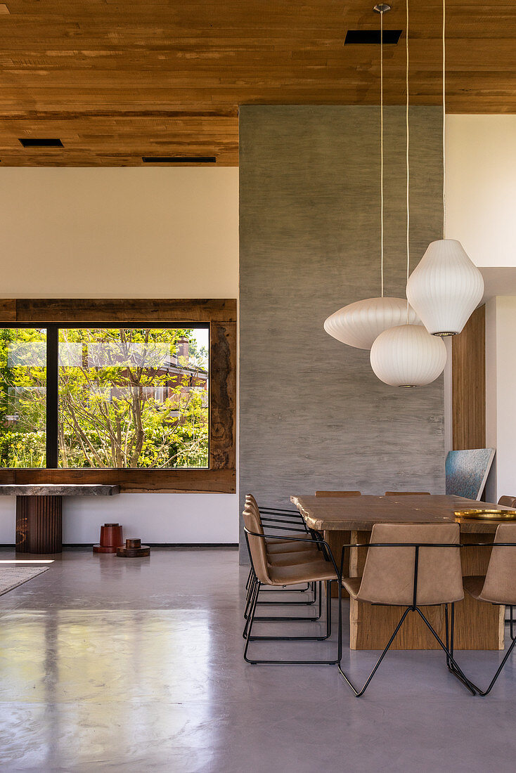 Esszimmer in Naturtönen im modernen Architektenhaus