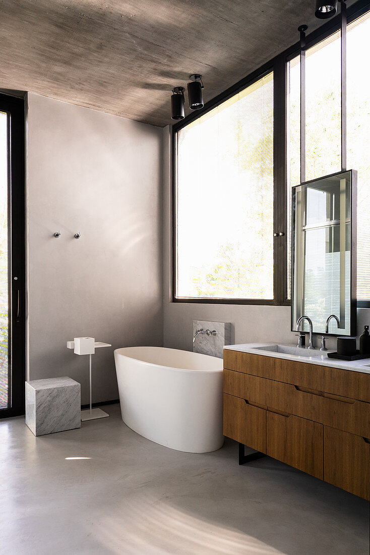 Modernes, minimalistisches Bad mit Fensterfront und hoher Decke