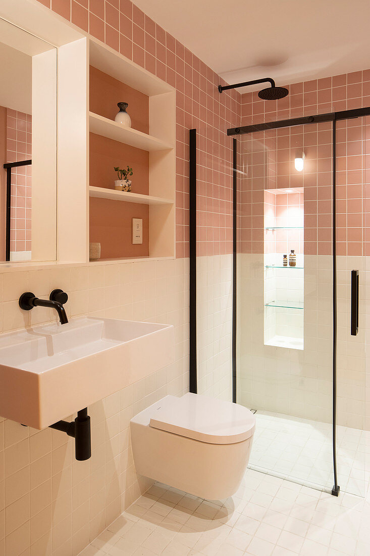 Ebenerdige Dusche im kleinen Bad mit zweifarbigen Wänden