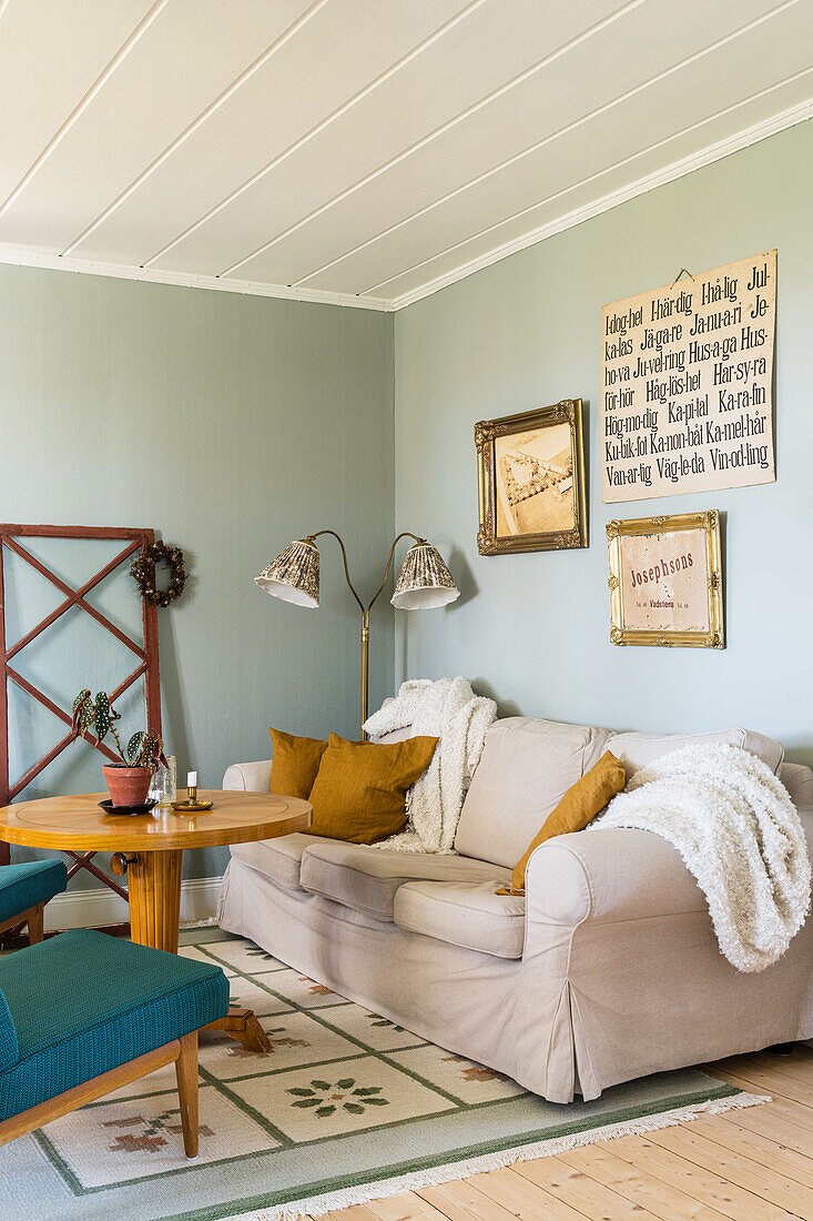 Wohnzimmer mit blassgrünen Wänden und Deko vom Trödel