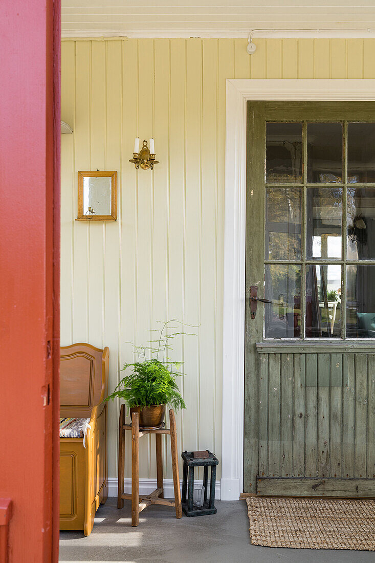 Veranda mit Sitzbank vom Schwedenhaus mit alter Haustür