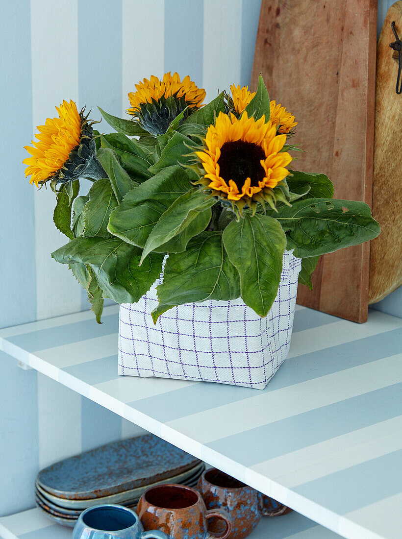Sonnenblumen im DIY-Übertopf aus verstärktem Stoff