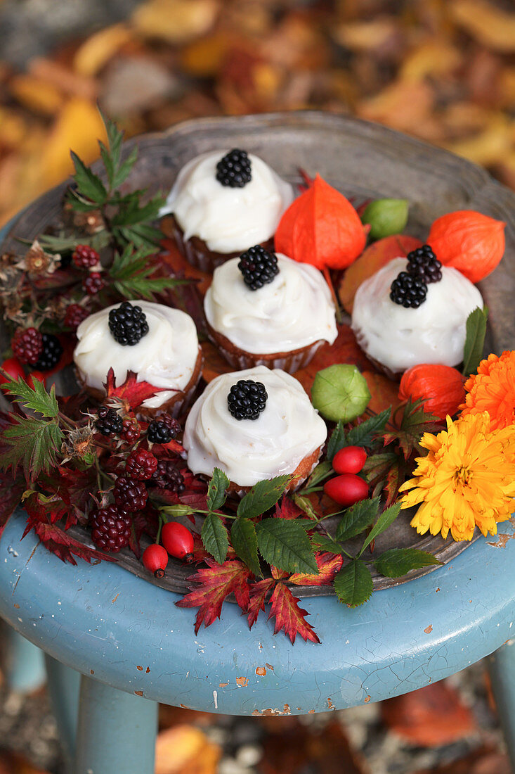 Apfel-Zimt-Cupcakes mit Herbstdekoration