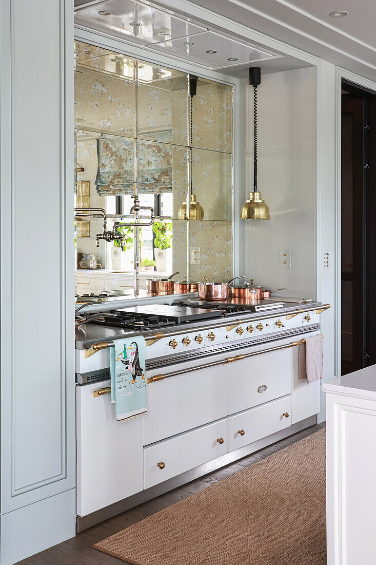 Elegante Küchenzeile mit Spiegelwand