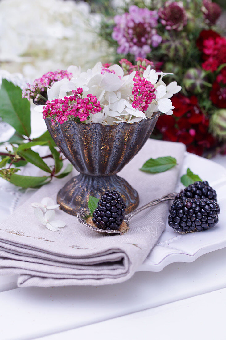 Hortensienblüte und rote Schafgarbe in Silber-Eisbecher