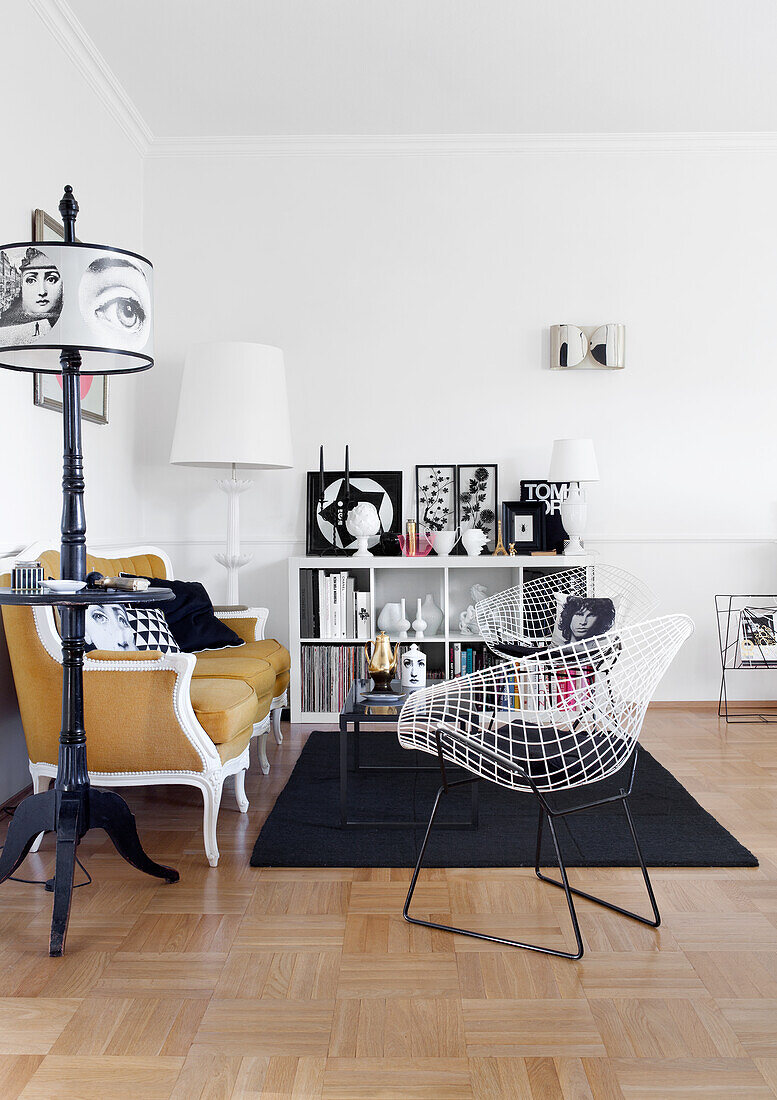 Ockerfarbenes Barocksofa und Designerstühle im Wohnzimmer