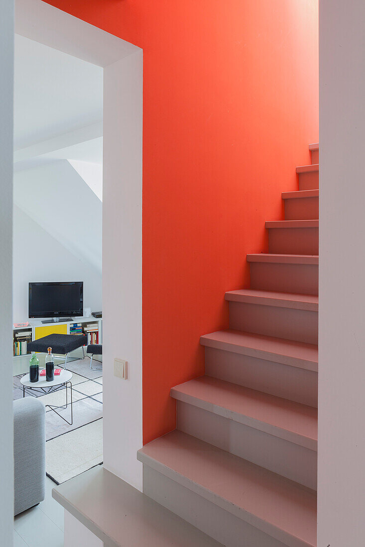 Blick vom Treppenhaus mit lachsfarbener Wand ins Arbeitszimmer