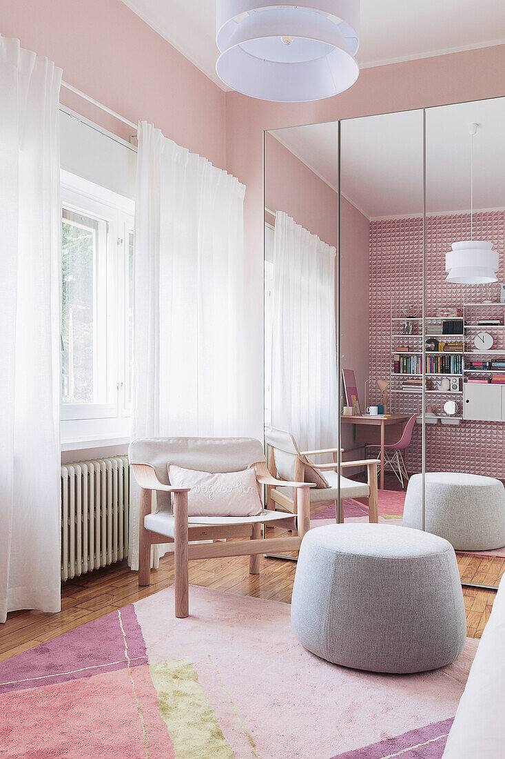 Schrank mit verspiegelten Türen im Mädchenzimmer mit rosa Wand