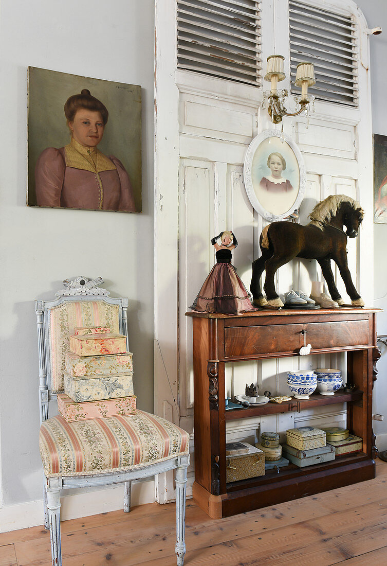Antiker Stuhl mit nostalgischen Schachteln, Gemälde und Konsole
