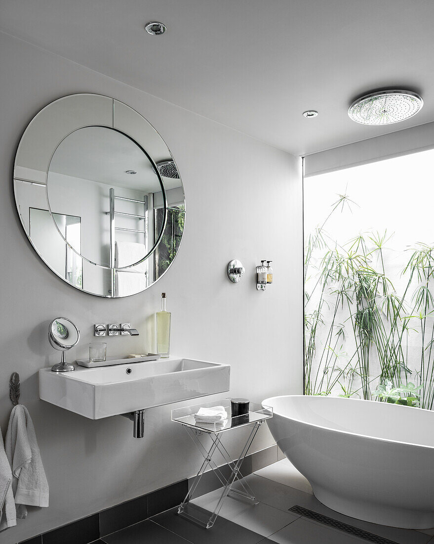 Modernes Bad in Weiß im Designerstil mit Fensterfront