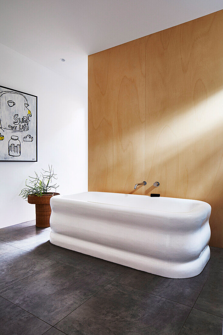 Gewellte Badewanne im minimalistischen Bad