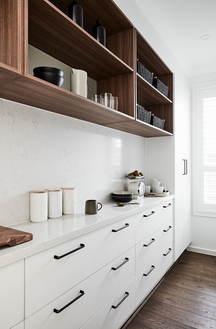Schmale Küchenzeile mit weißen Unterschränken und offenen Regalen