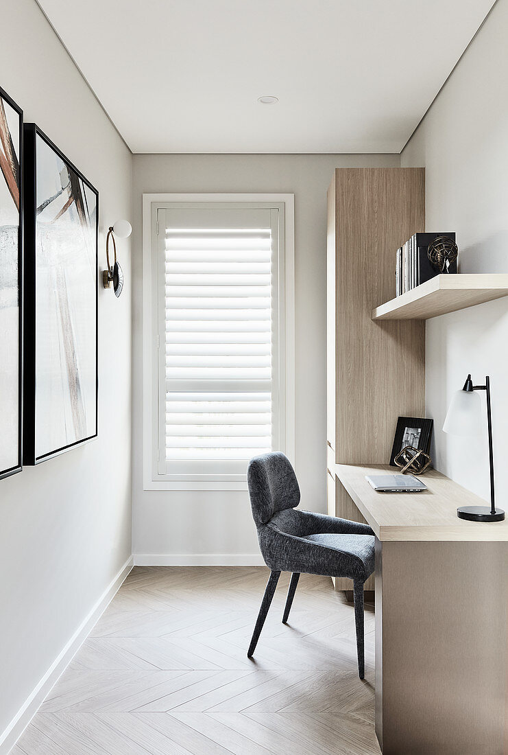 Kleines minimalistisches Arbeitszimmer in Grautönen