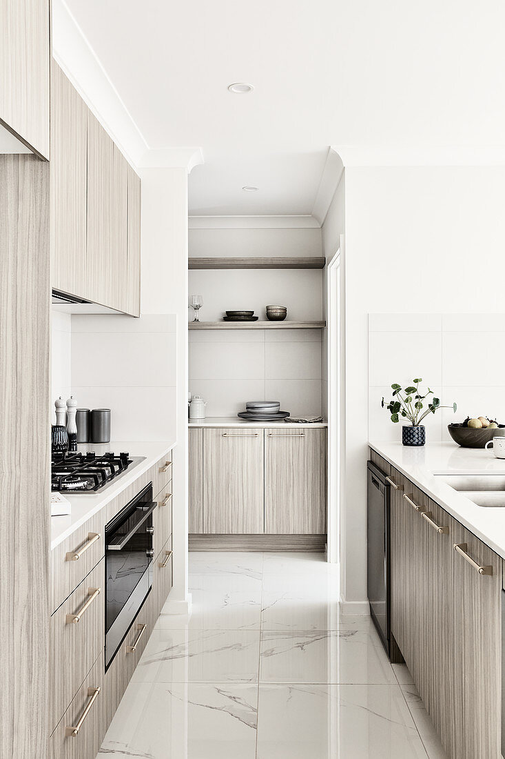 Moderne helle Küche mit grauen Fronten und Marmorfliesenboden