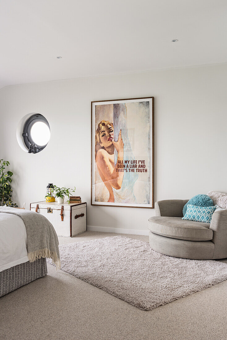 Großes gerahmtes Poster im Schlafzimmer im Stil der 1960er Jahre