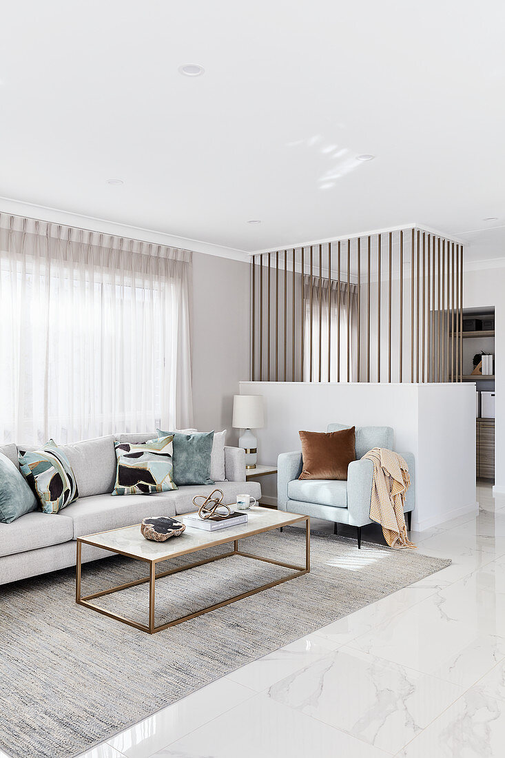 elegantes wohnzimmer in hellem grau mit … – bild kaufen – 13392905